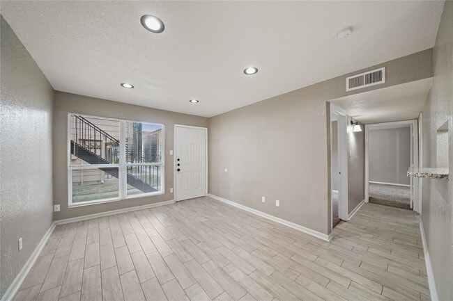 Building Photo - 8100 Creekbend Dr