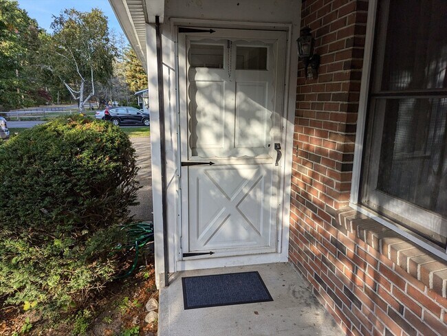 Foto del edificio - 30 Long Plain Rd