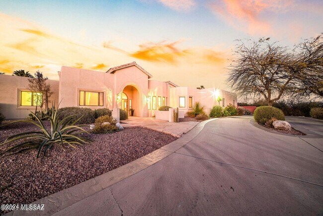 Building Photo - Spacious Custom 5 Bedroom 4 Bath Home in t...