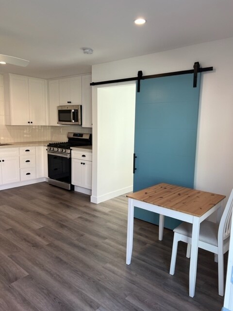 La puerta corredera cierra el dormitorio - 3213 Maine Ave