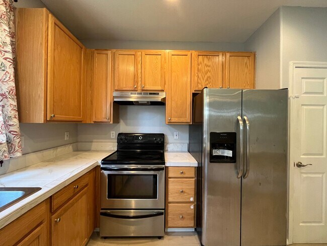 Foto del edificio - Beautiful Two-Level Townhouse with Gas Fir...