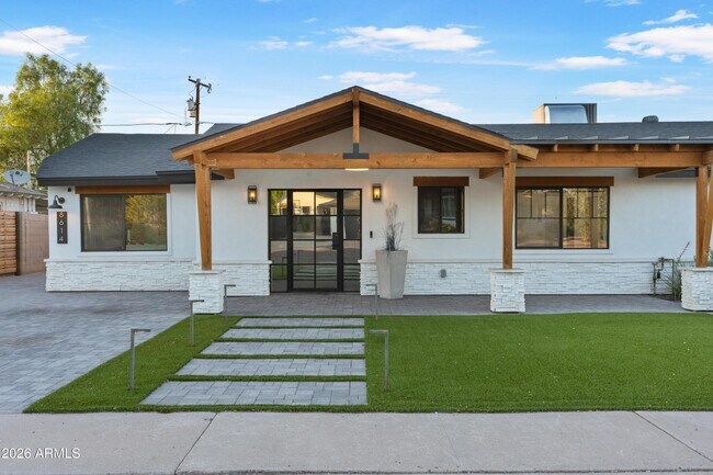 Building Photo - 8614 E Highland Ave