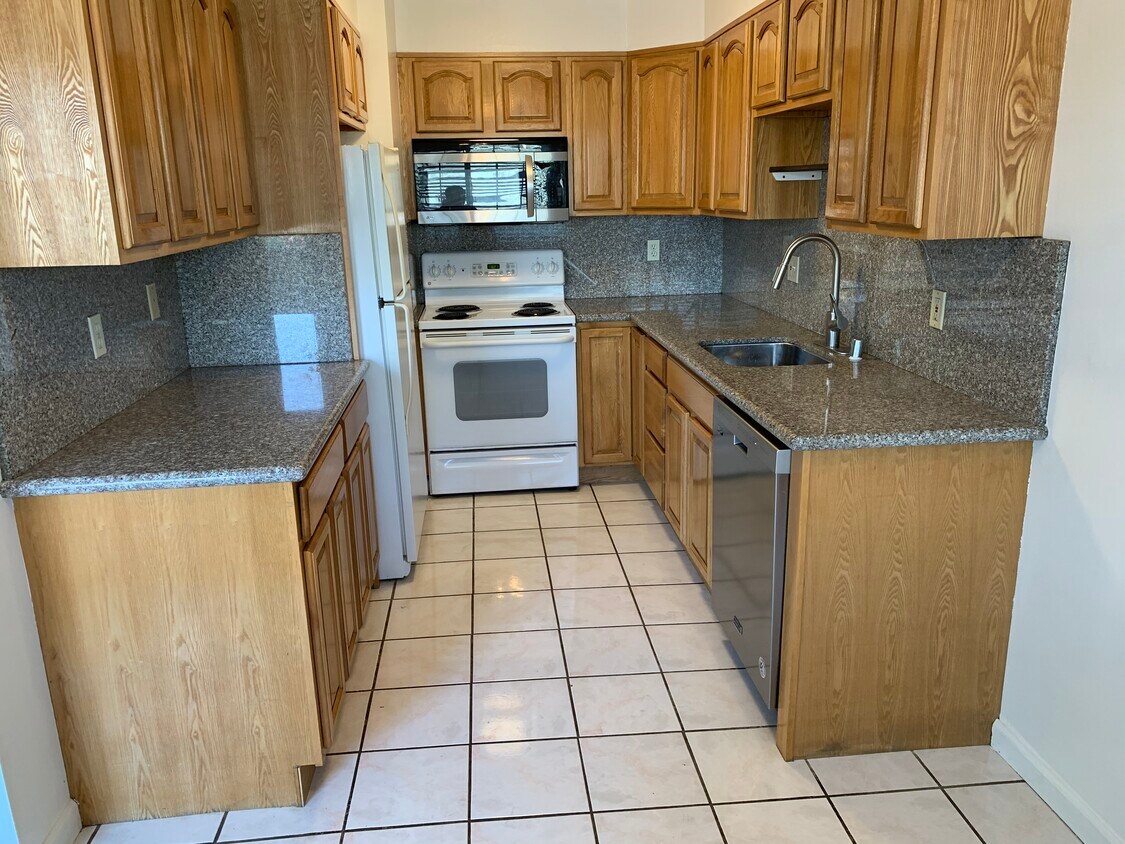 Gourmet kitchen - 3567 Farm Hill Blvd
