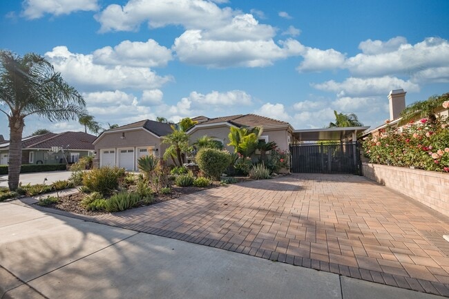 Building Photo - 1027 Stonehedge Dr