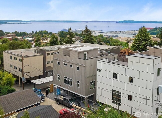 Building Photo - Newly built 3-star Built-Green view townho...
