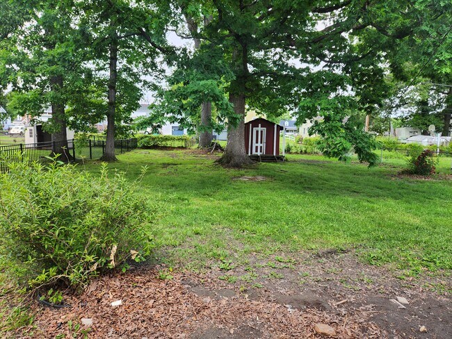 Building Photo - 1825 Kenwood Rd