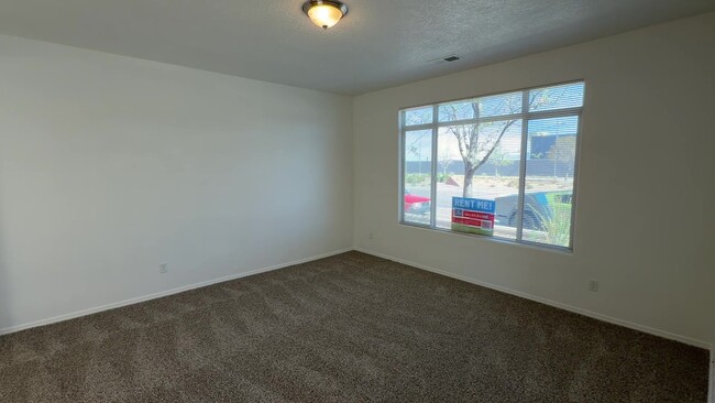 Building Photo - 3 Bedroom Town Home Near Rio Bravo Blvd SE & University Blvd SE In Mesa Del Sol!