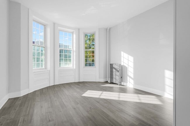 Photo - Spacious and Bright Renovated Parlour 2 BR/1BA with  Exclusive Backyard Access House