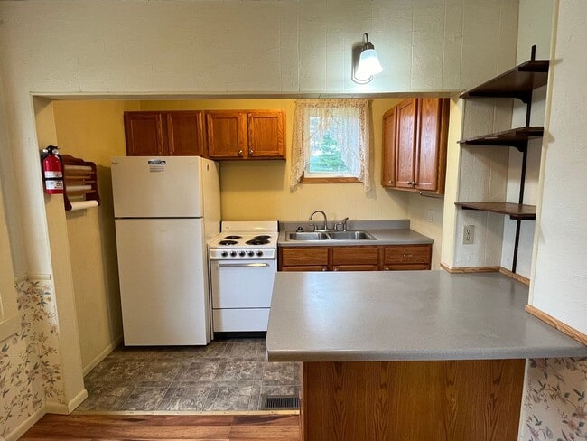 Building Photo - 106 E 4th St