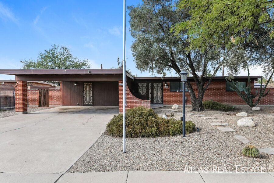 Primary Photo - 1002 S Seco Pl