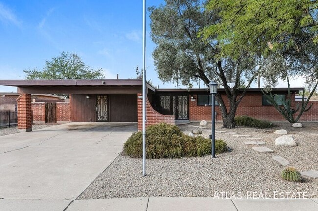 Building Photo - 1002 S Seco Pl