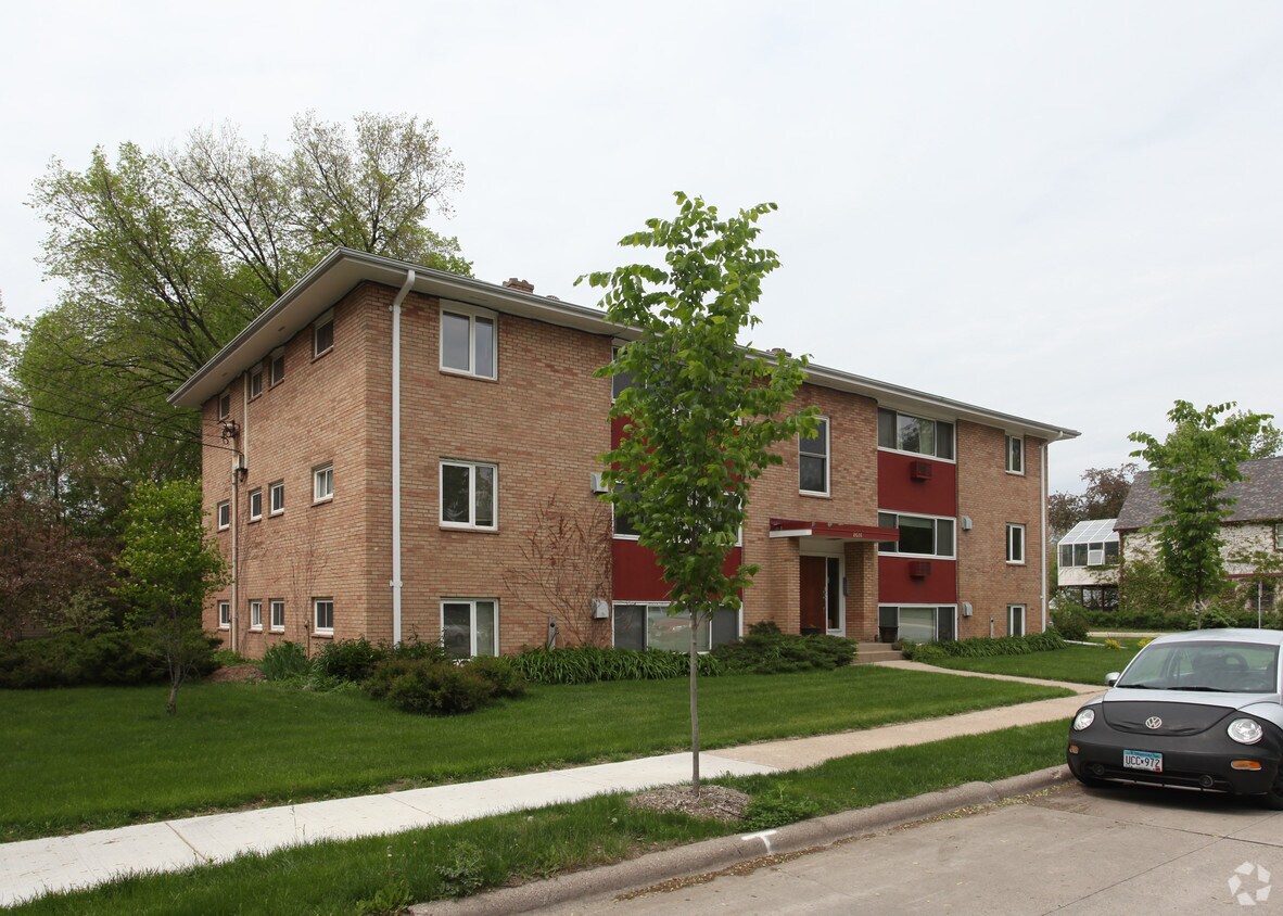 Building Photo - 2626 Como Ave SE