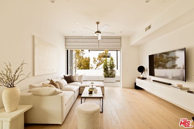 Building Photo - 859 Hyperion Ave