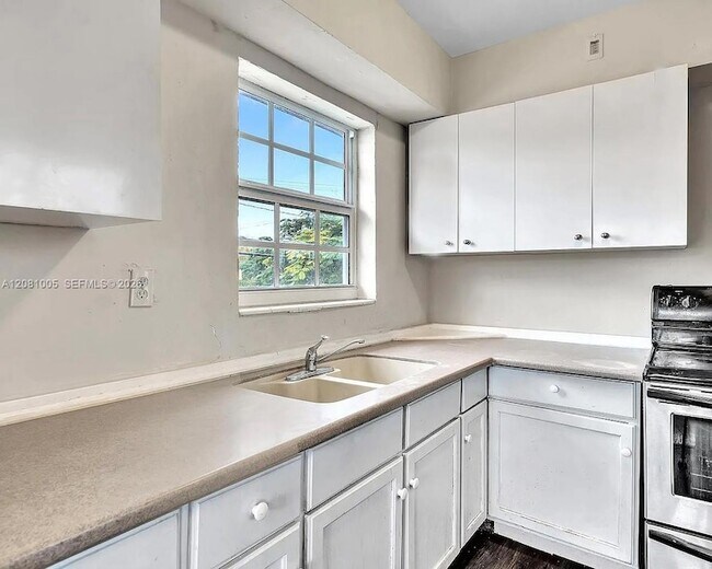 Building Photo - 1451 NE 170th St