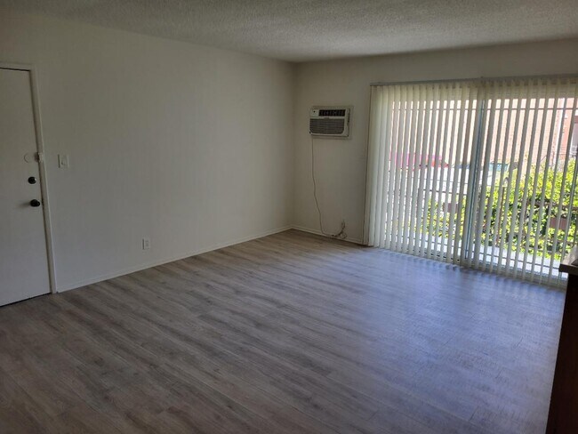 Foto del edificio - 1439 N Hudson Ave