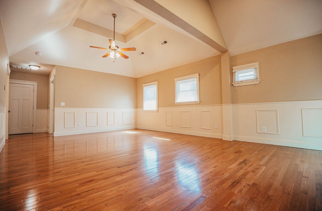 Unidad B - Sala de estar - Walnut Home - Behind Greek Row!