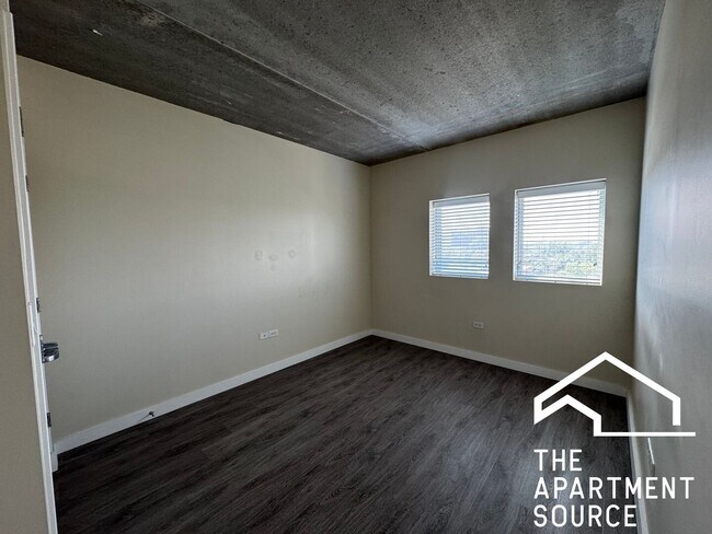 Building Photo - 1323 W Morse Ave