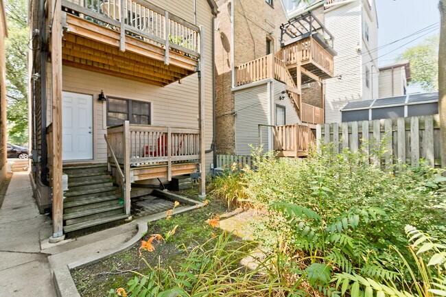 Foto del edificio - 2139 N Oakley Ave