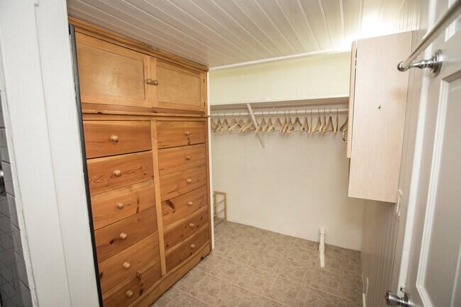 Foto del edificio - 2134 N Beverly Glen Blvd