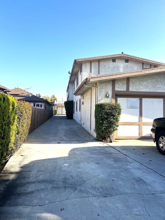 Small condo complex - 338 W Plymouth St