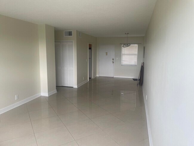 Foto del edificio - 2555 NE 11th St