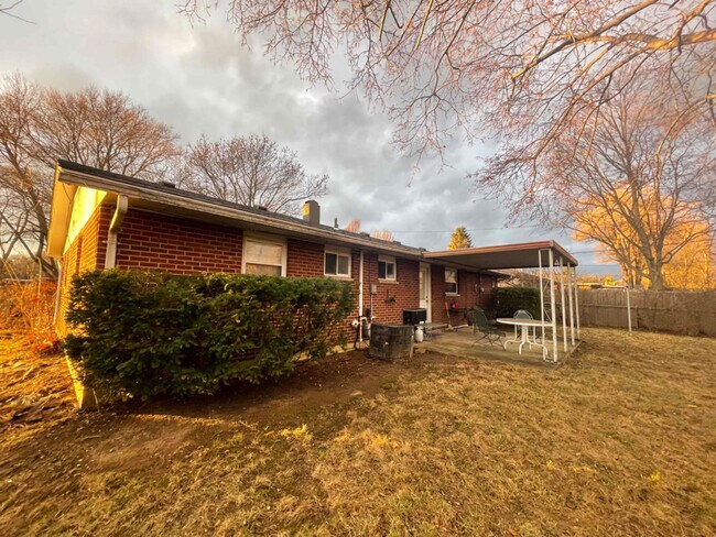 Building Photo - 5756 Kendon St