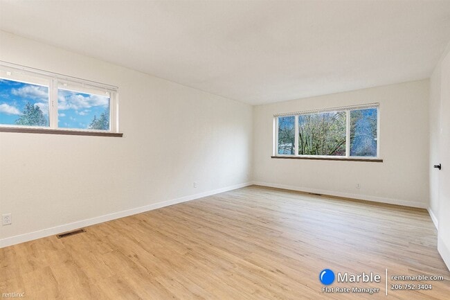 Building Photo - 3 br, 2.5 bath Townhome - 10406 NE 17th St 1