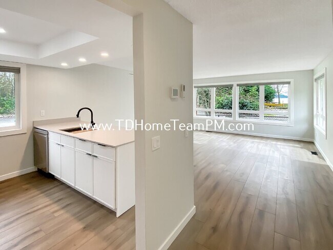 Building Photo - 9201 NE Juanita Dr