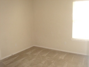 Building Photo - Charming Home - Moore Schools