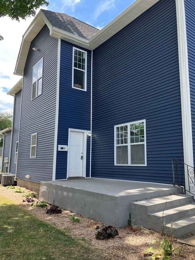 Building Photo - 1915 Poplar St