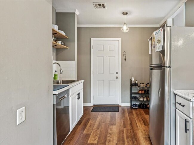 Building Photo - Mathew-1915(BS)