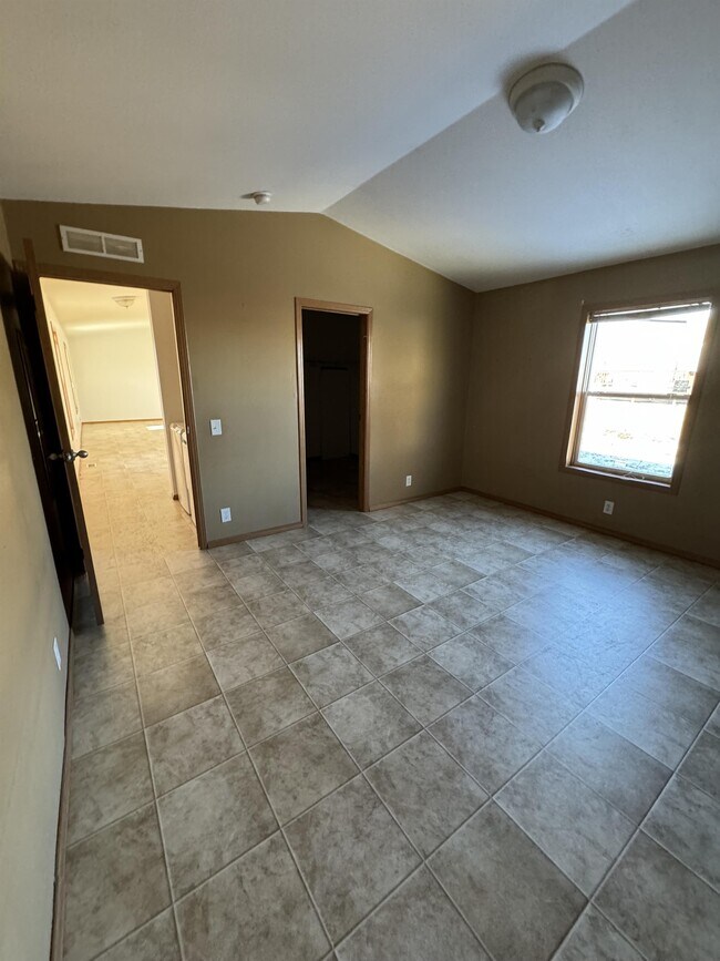 Foto del edificio - 537 34th Ave NW
