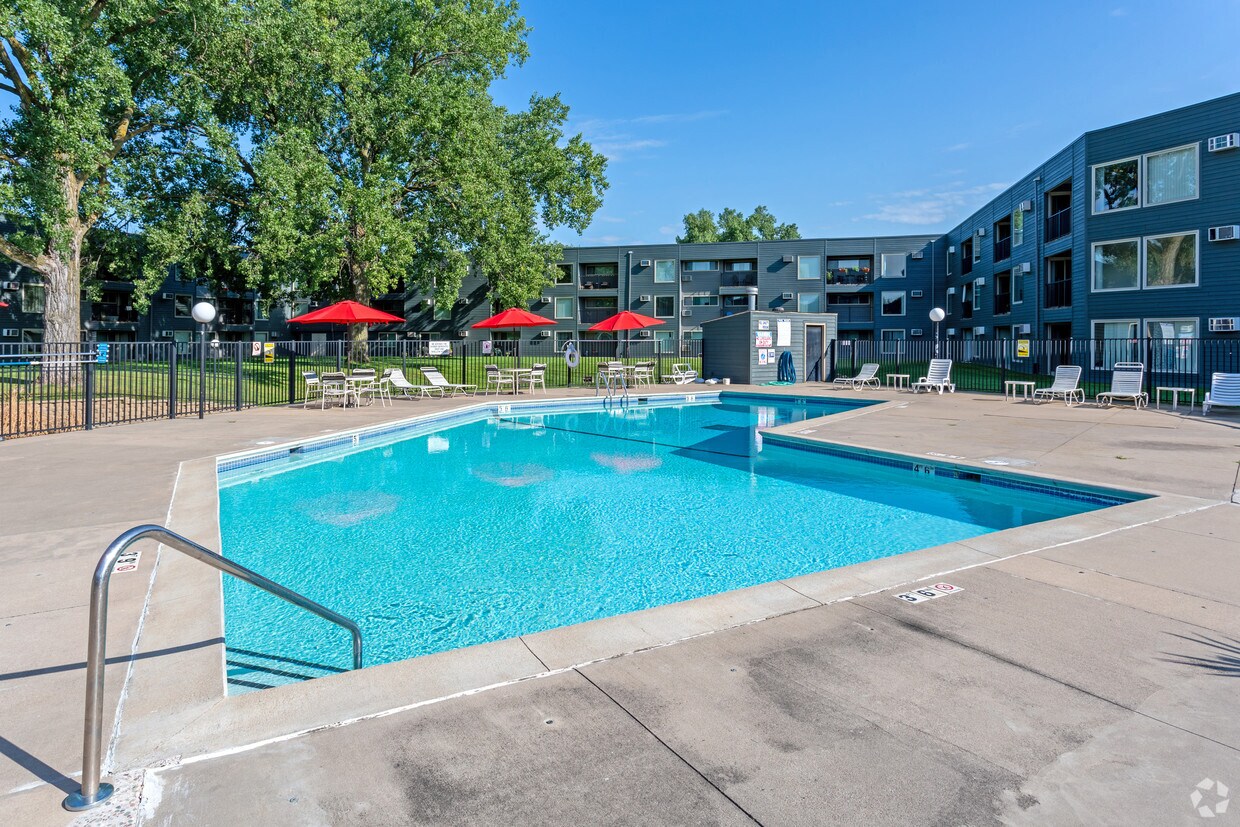 Hillsborough Apartments 2345 Woodbridge St Roseville, MN