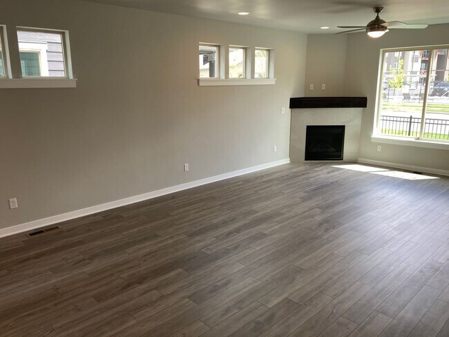 Foto del edificio - Beautiful home with great community amenities in Redmond!  A/C!