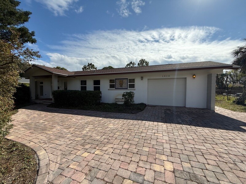 Foto principal - 1012 Country Club Way S