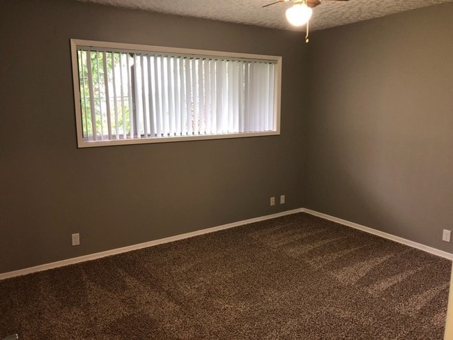 Building Photo - Newly Renovated Town Home