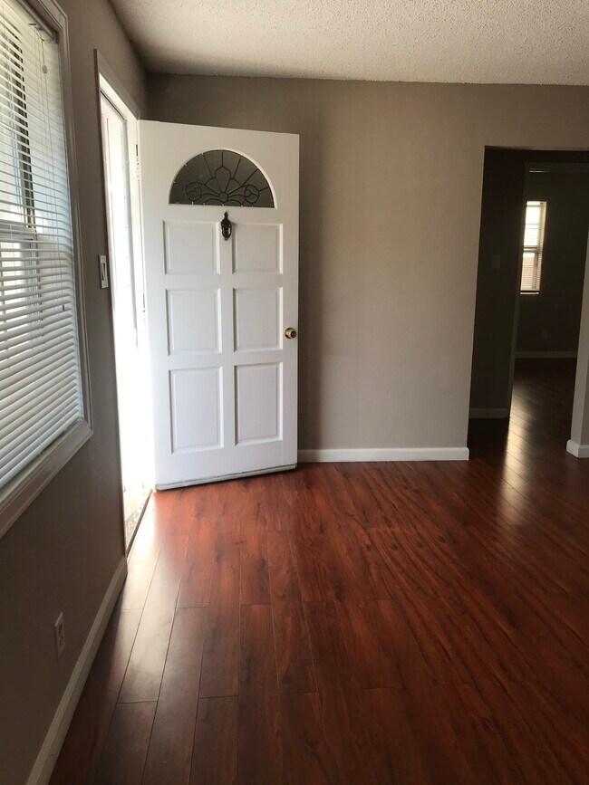 Puerta de entrada. También tiene una puerta mosquitera. - 722 Raleigh St