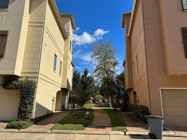 Foto del edificio - 9112 Harbor Hills Dr