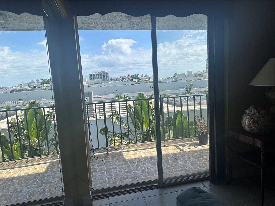 Primary Photo - 720 Collins Ave