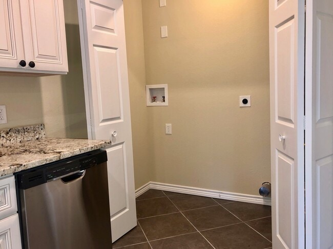 Building Photo - 2 Bedrooms - 1 Bathroom - LARGE Backyard!