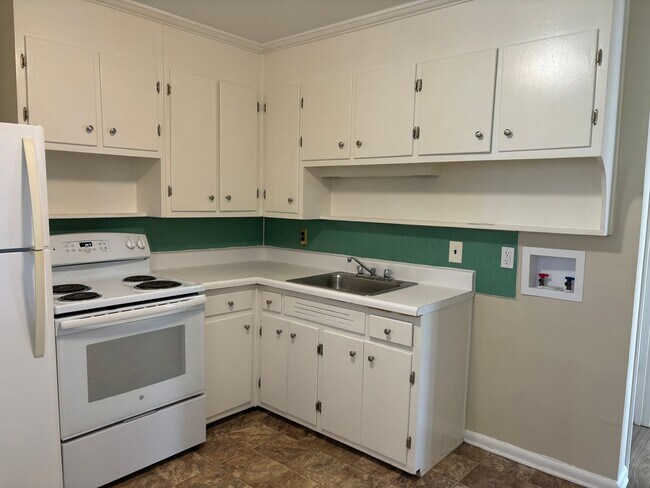 Building Photo - 2-bedroom Duplex available near Revolution...