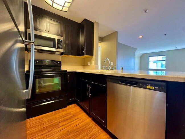 Foto del edificio - Beautiful 2B/2BA Condo in UTC!