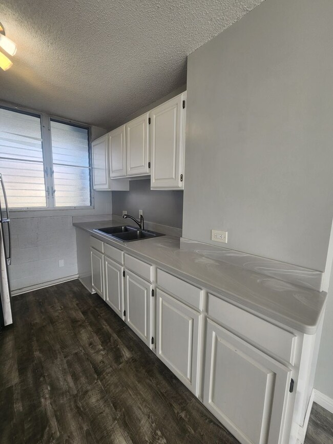 Building Photo - 2302