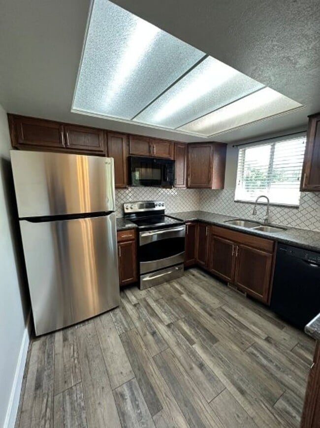 Building Photo - Light Up Your Summer – 4 Bed 2 Bath Home f...