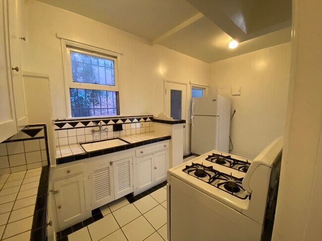 Building Photo - 726 S Mansfield Ave