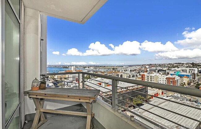 The view of the harbor (from bedroom and living room) - 425 W Beech St