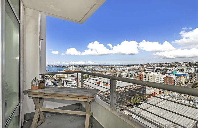 The view of the harbor (from bedroom and living room) - 425 W Beech St