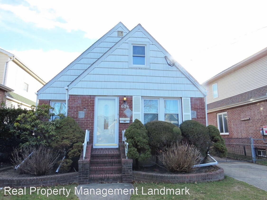 4 br, 2 bath House 626 South 12th Street House Rental in New Hyde