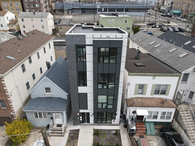 Foto del edificio - 66 Corbin Ave