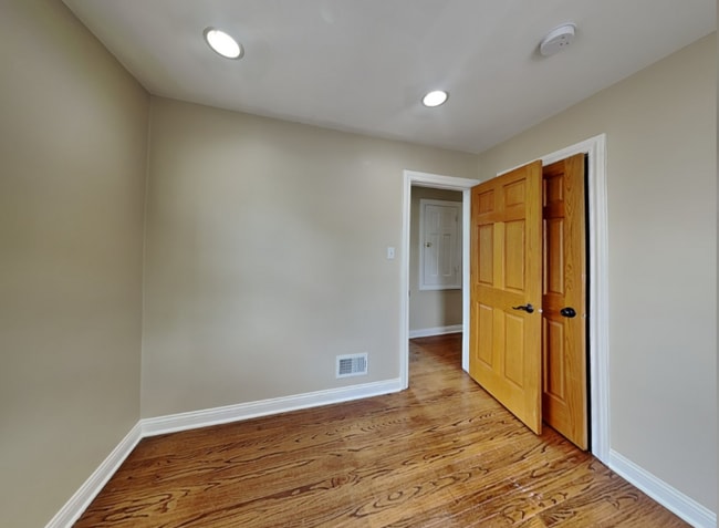 Building Photo - 2025 N 75th Ct
